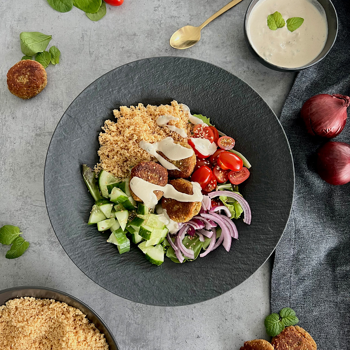 Falafelbowl mit Couscous und Tahina Minzdip