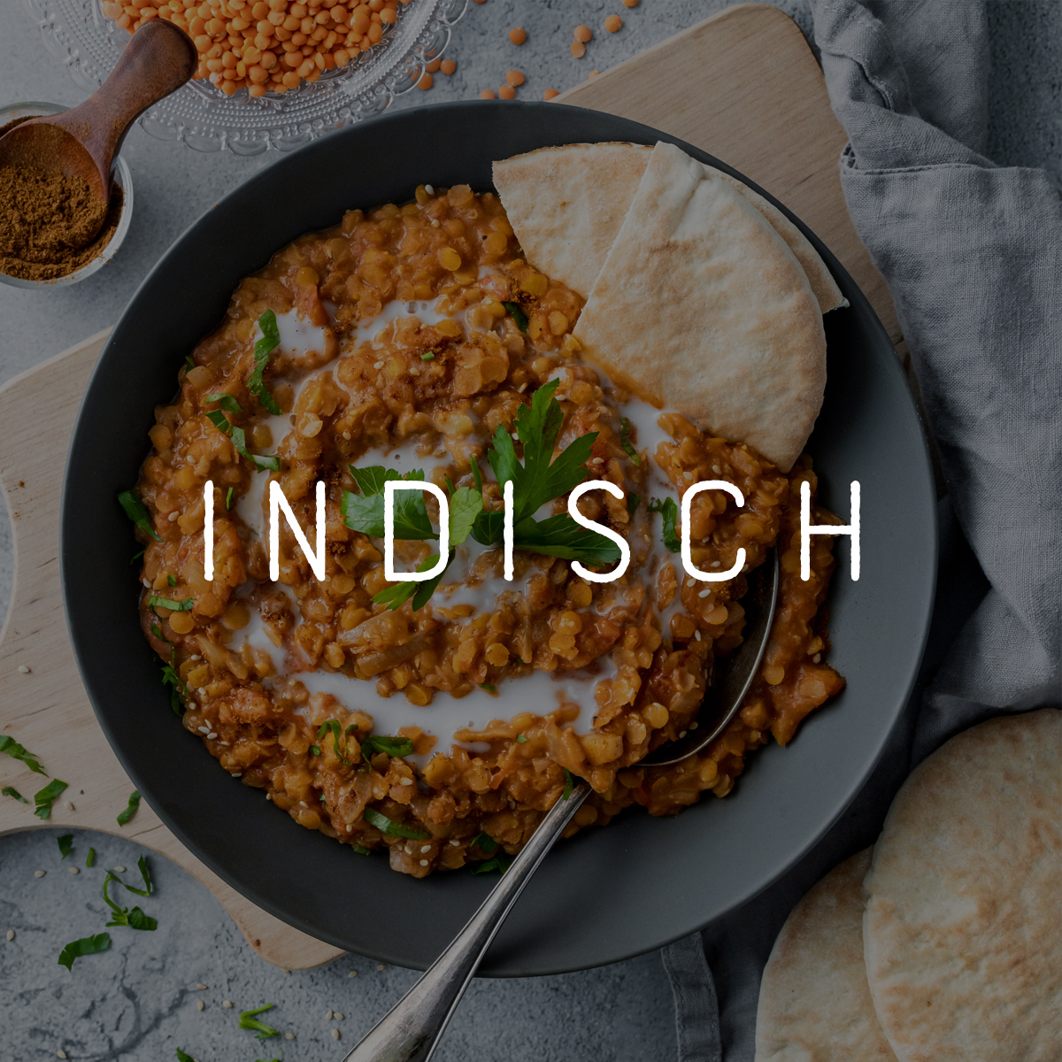 Bild mit einem indischen Linsen-Dal und der Headline "Indisch"