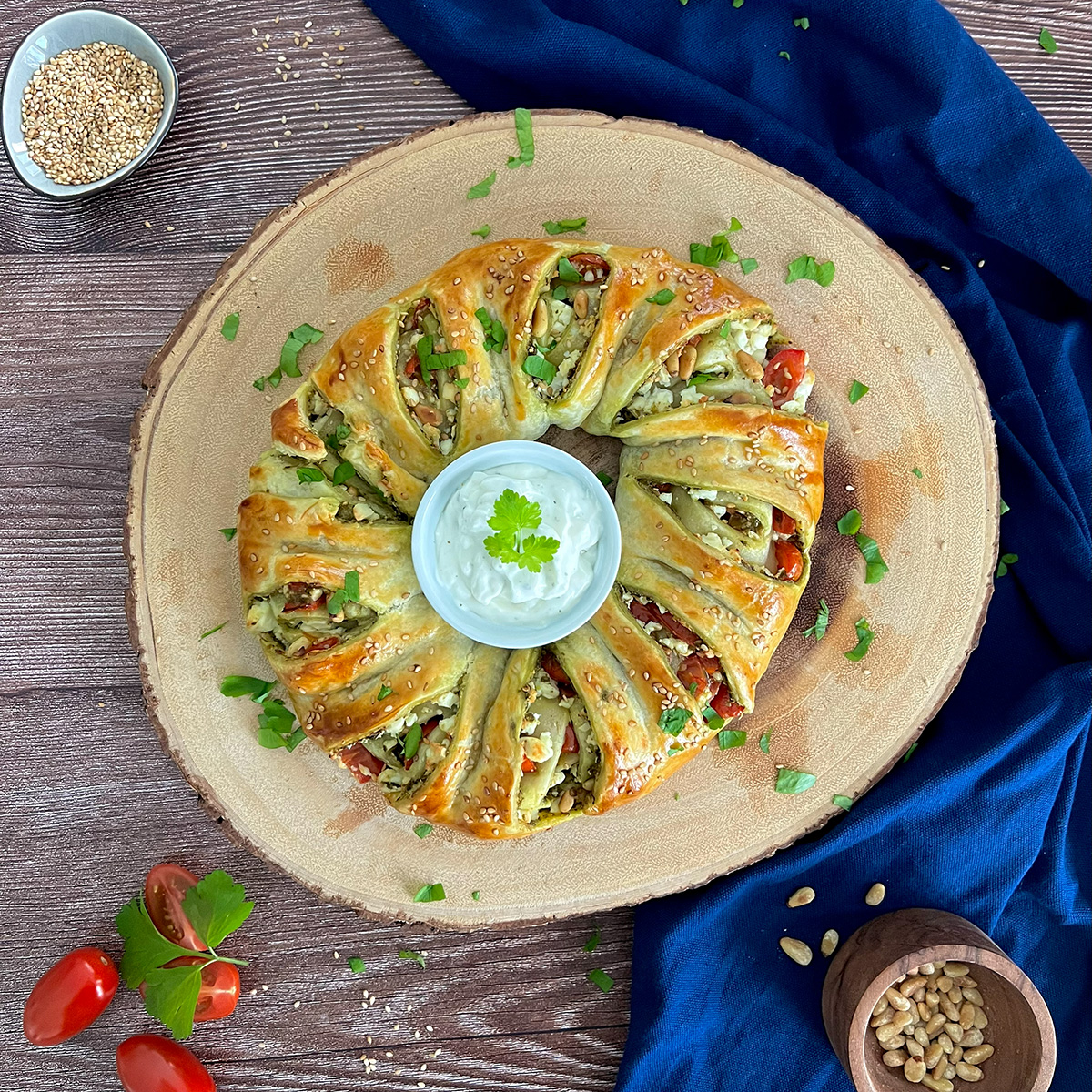 Blätterteig Kranz mit Pesto und Feta