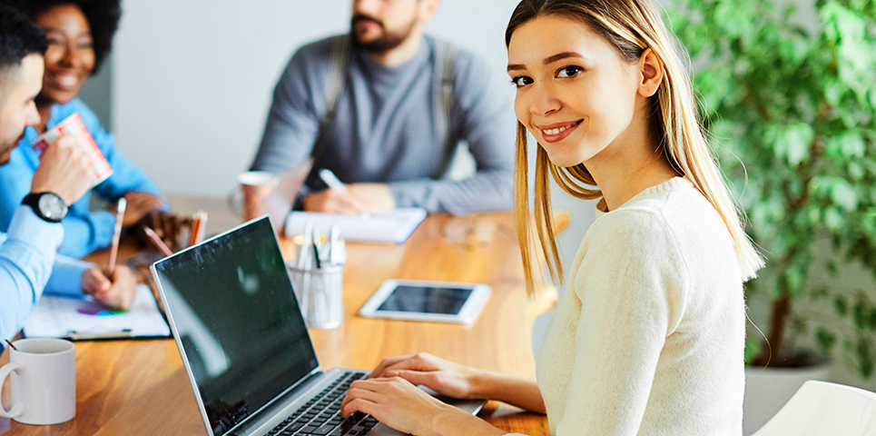 Eine Person, die als Azubi im Groß und Außenhandel bei Rila arbeitet.