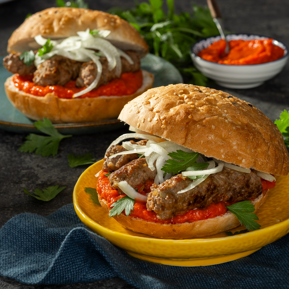 Cevapcici mit Ajvar und Fladenbrot