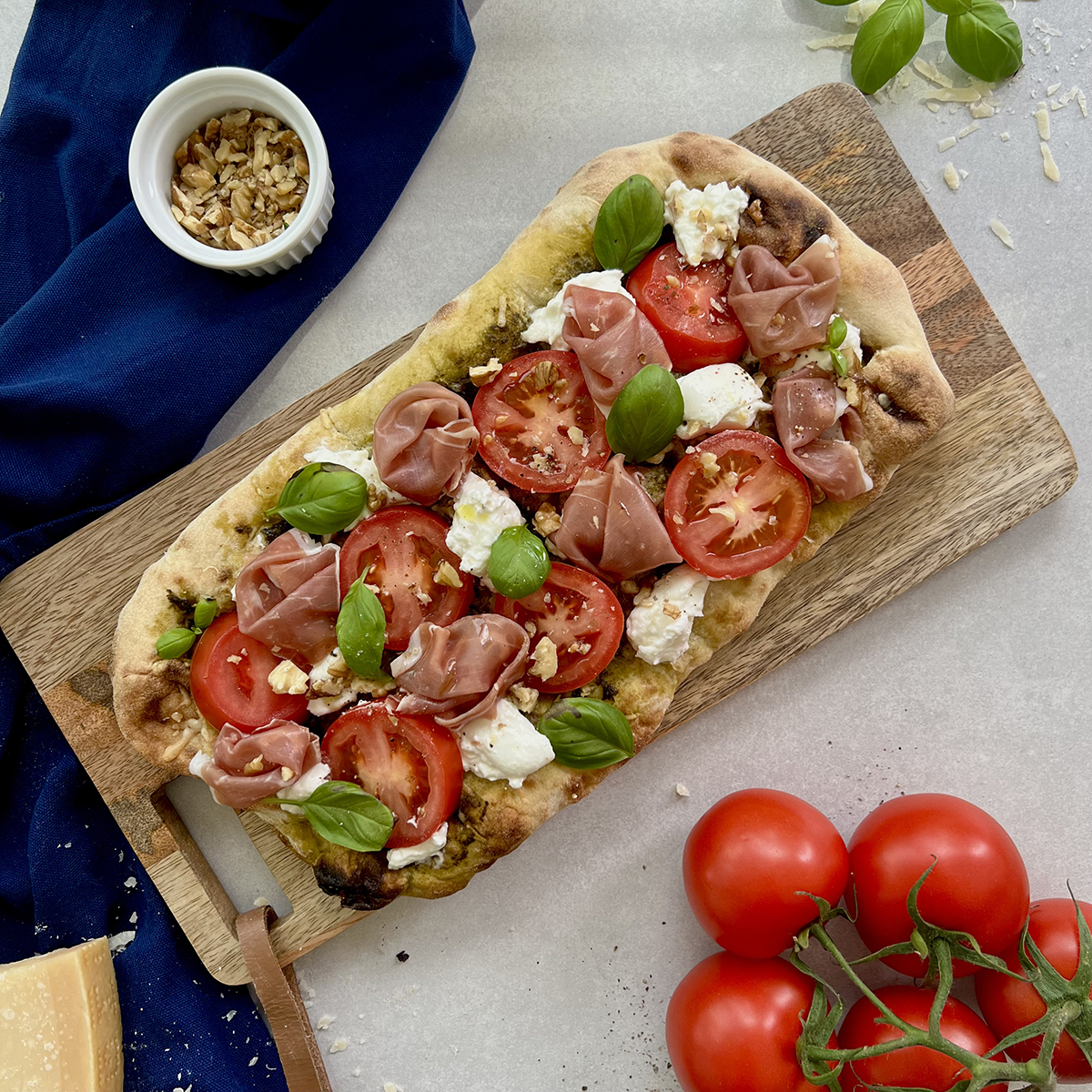 Pinsa mit Pesto und Burrata