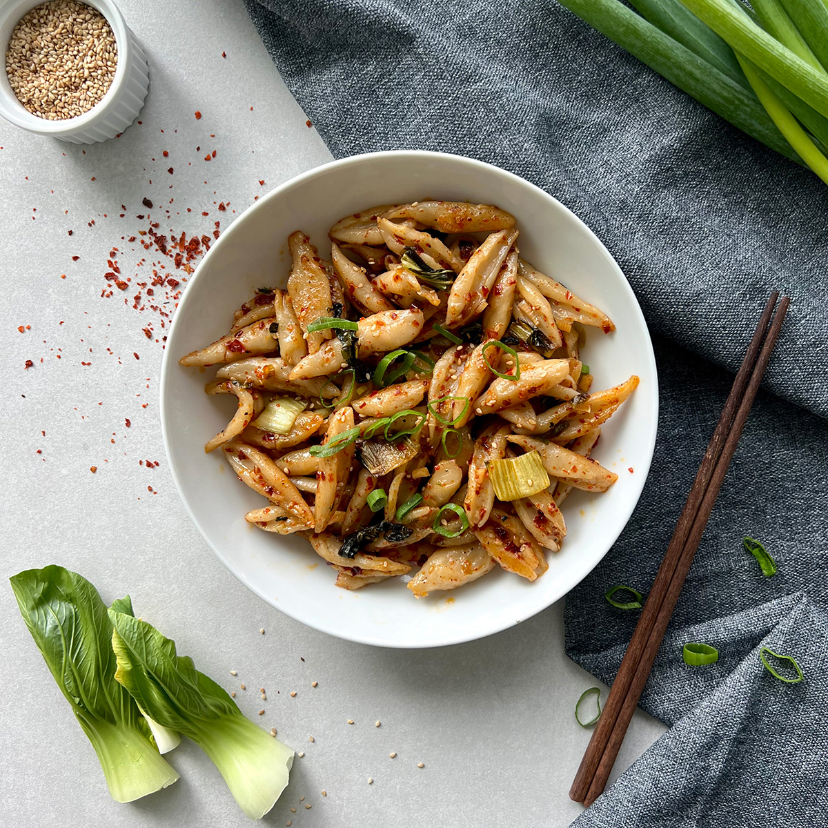 Scheren Nudeln mit Chili Öl und Pak Choi