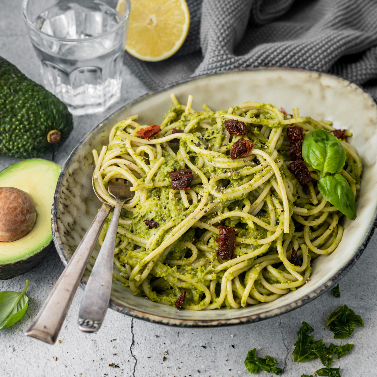 Spaghetti mit GrünkohlAvocado Sauce