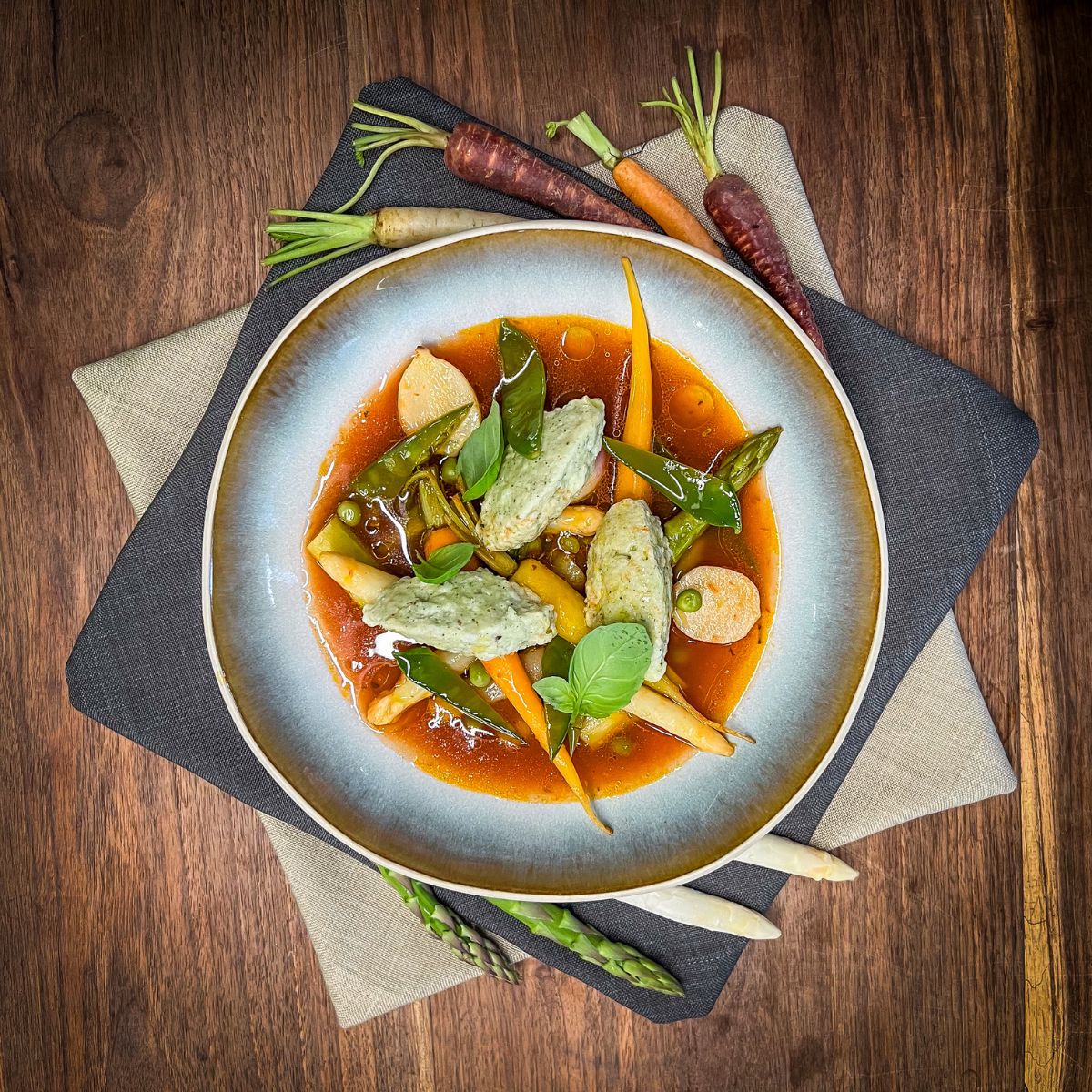 Minestrone auf einem Teller, rand mit einzelnen Zutaten verziert
