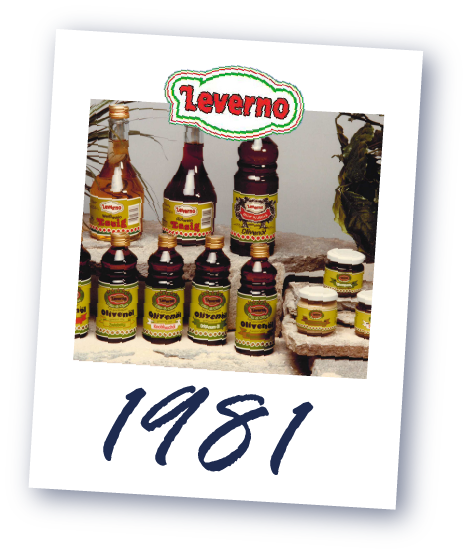 Verschiedene Flaschen und Gläser mit Leverno Etiketten, darunter die Jahreszahl '1981'.