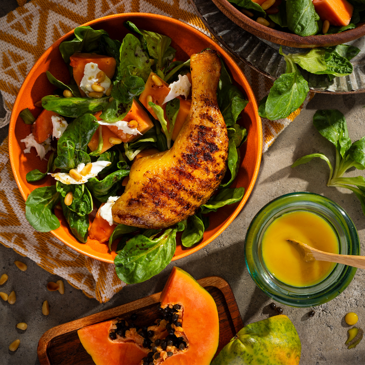 Gegrillte Hähnchenschenkel mit exotischem Papaya Salat