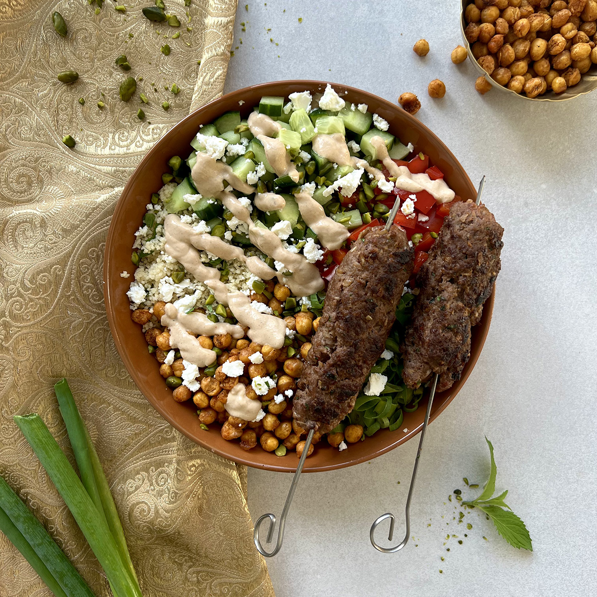 Couscous Bowl mit Köfte Spießen