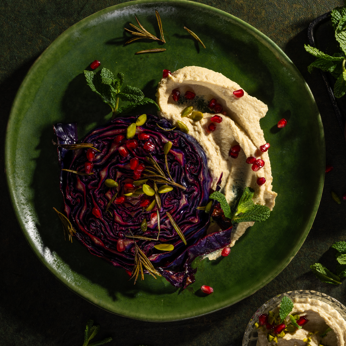 Rotkohlsteaks mit Hummus