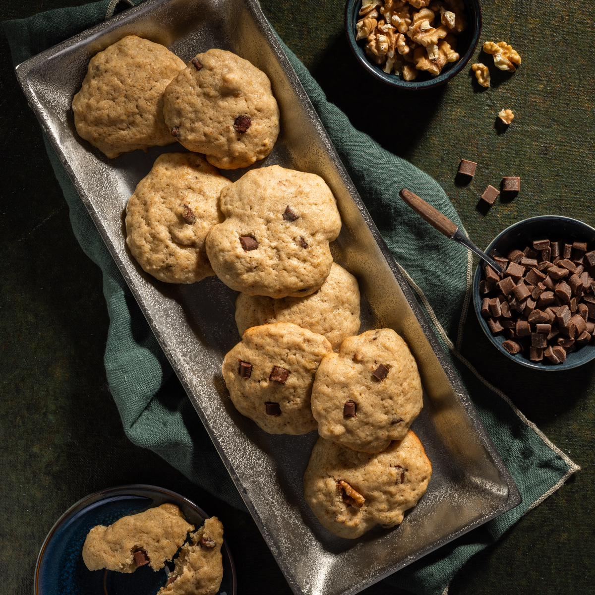 Cookies in einer Form am Rand Schoko und andere Zutaten des Kekses