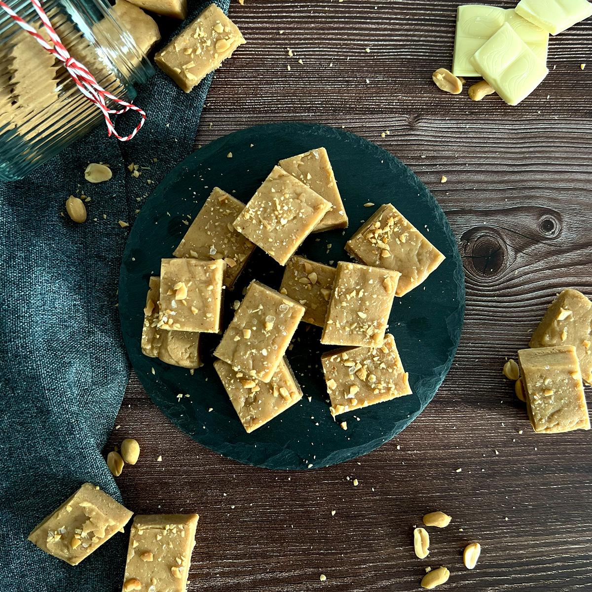 11  fudges auf einem grünen Teller daneben dekoriert mit Schokolade und Fudge