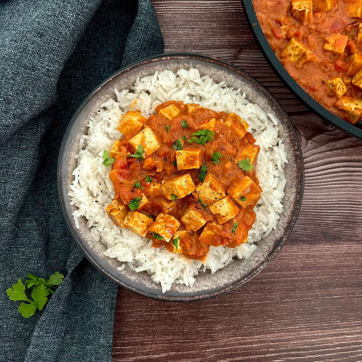 Reis getoppt mit Masala, daneben eine weitere Schüssel Masala