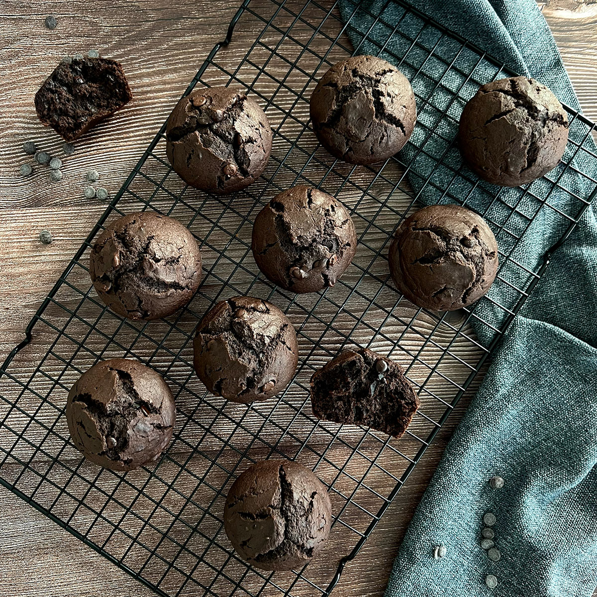 10 Muffins auf einem Gitter