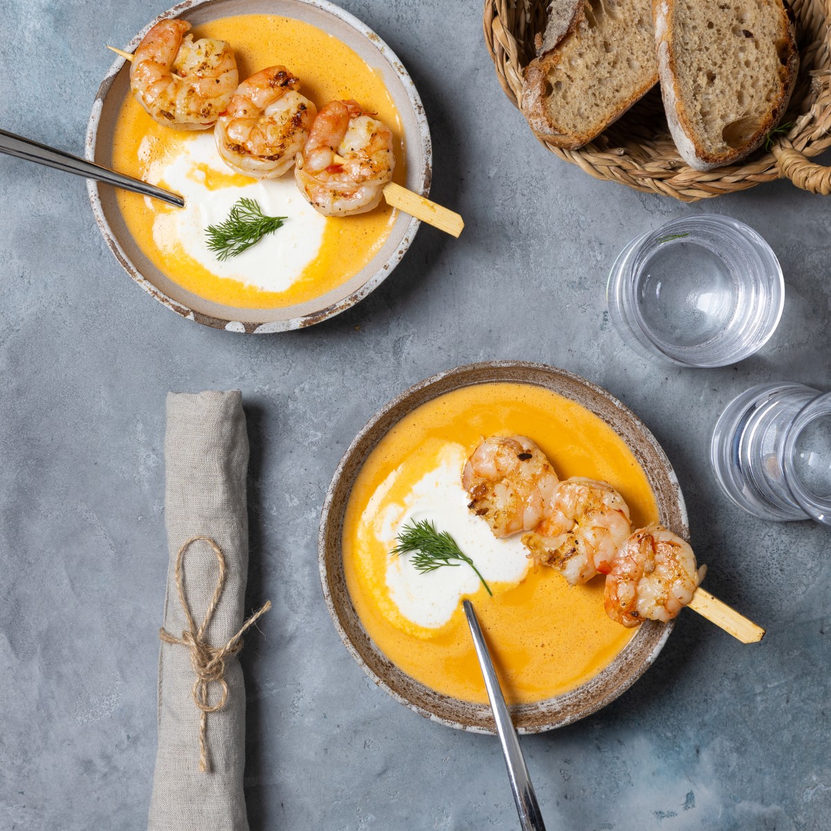 Hummercremesuppe mit Garnelenspießen