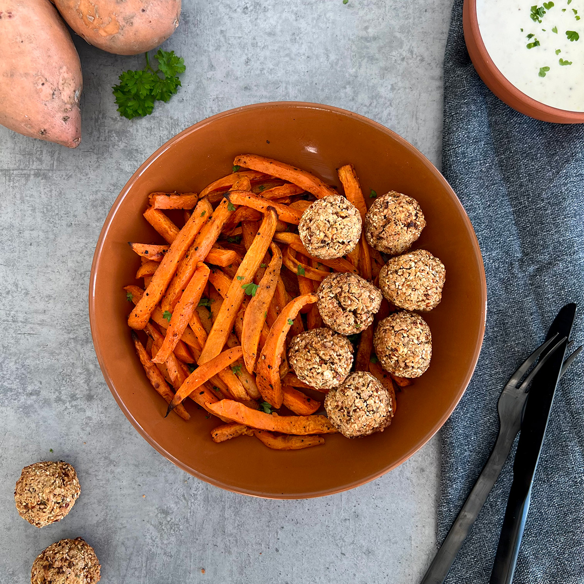 Süßkartoffel Pommes mit Falafel und Knoblauch Dip