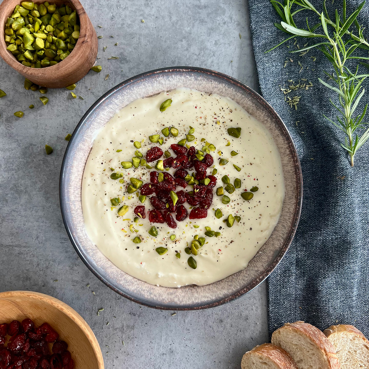 Whipped Brie mit Pistazien und Cranberries
