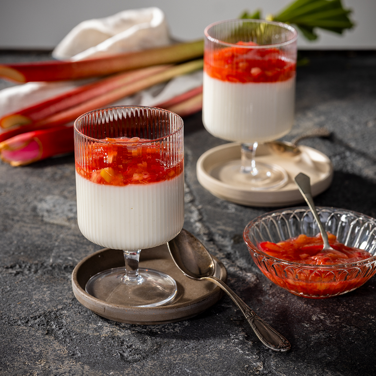 Kokosmilch Pudding mit Rhabarber Kompott
