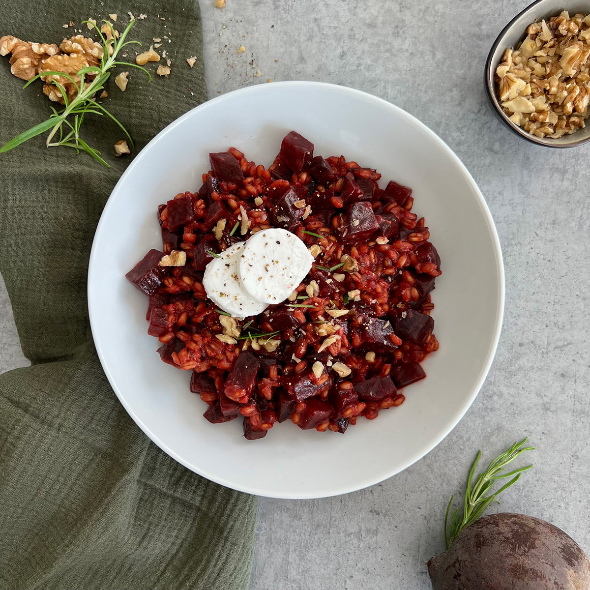 dinkelrisottomitroterbeteundziegenkäse in einer weißen schüssel