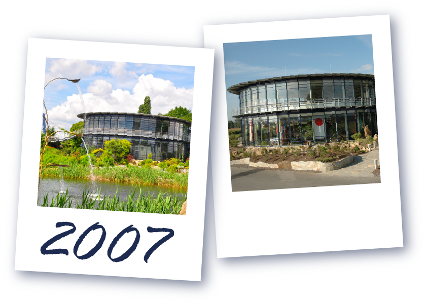 Zwei Fotos eines runden, modernen Glasgebäudes, mit Wasser und Pflanzen, darunter die Jahreszahl '2007'.