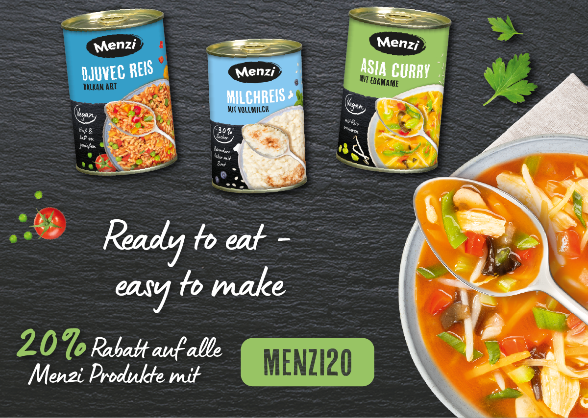 Eine Werbung für Menzi-Produkte, die verschiedene Sorten von Konserven zeigen.  Im Vordergrund befindet sich eine Schüssel mit Asia-Curry-Suppe, daneben stehen drei Dosen mit verschiedenen Produkten. 20% Rabatt mit Code Menzi20