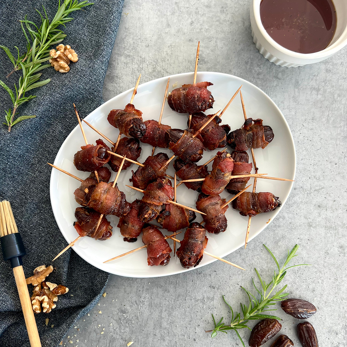 Spieße  liegend in verschiedenen Richtugen dekuriertt mit Nüssen und Rosmarin