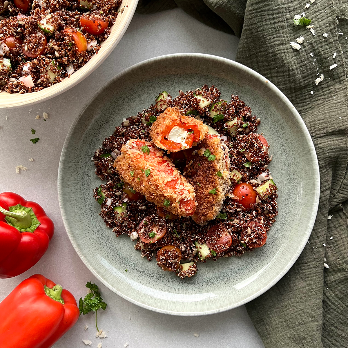 Quinoa Salat mit panierter Paprika gefüllt mit Feta