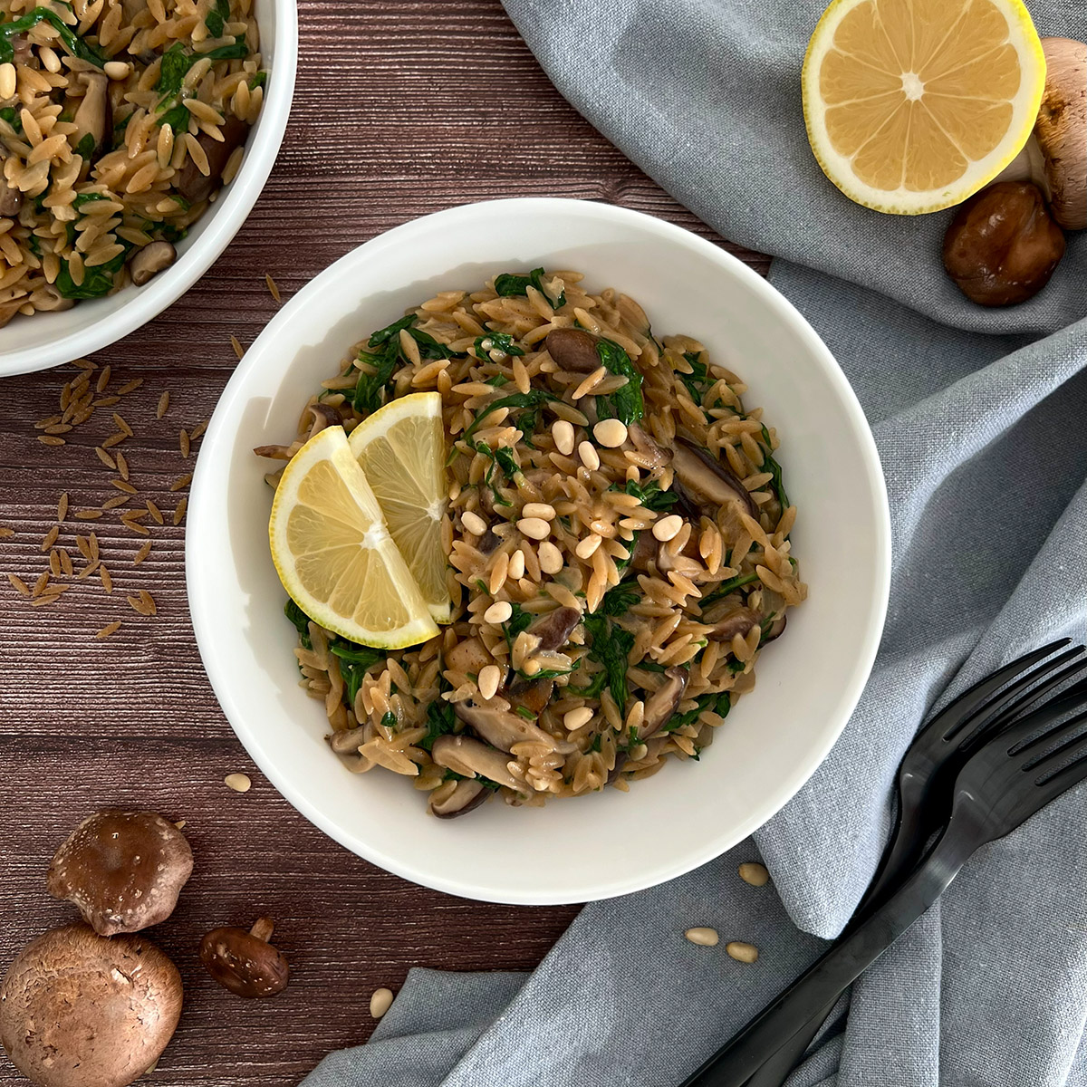 Kritaraki in einer schüssel getoppt mit Zwiebel