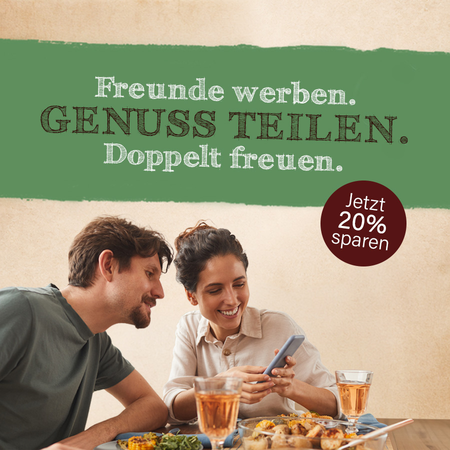 Zwei Personen am Esstisch mit Hinweisschild 20% Rabatt durch Freunde werben.