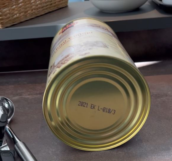 Blick auf den Boden einer Konservendose mit aufgedrucktem Mindesthaltbarkeitsdatum.