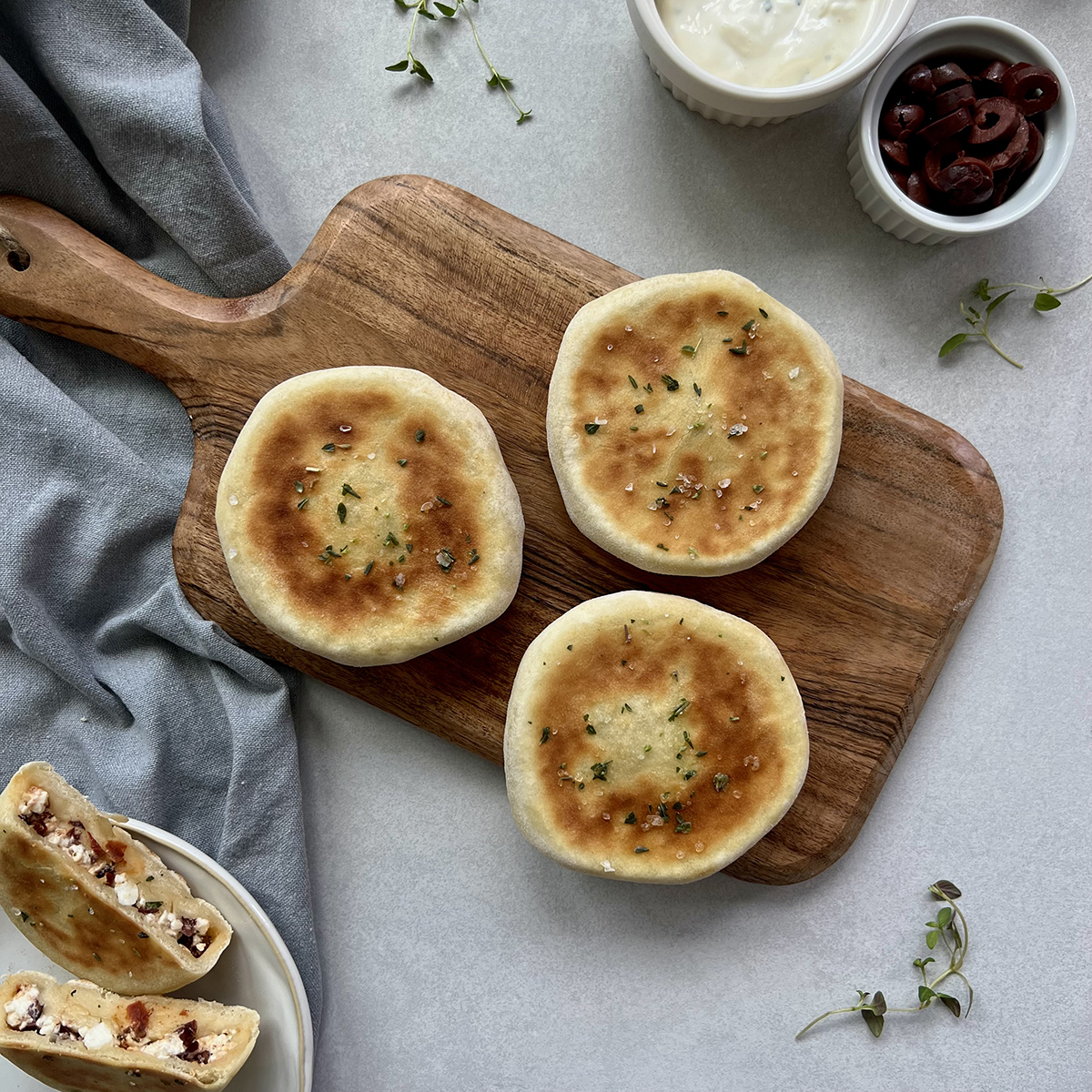mediterran gefülltes Pfannenbrot