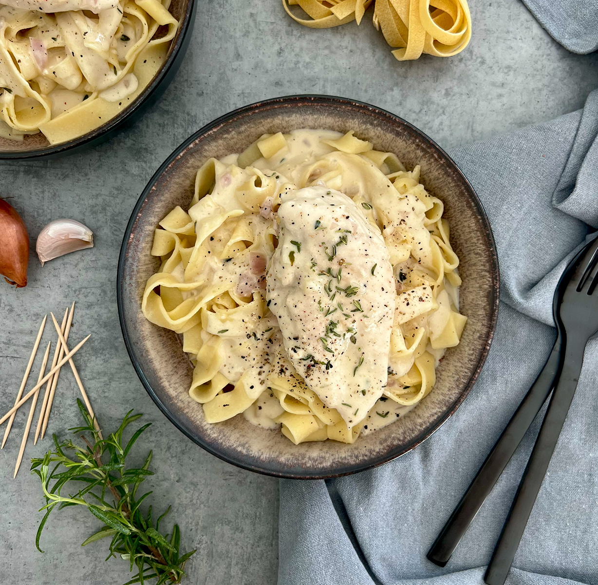 Gefüllte Hähnchenbrust auf Sahnesauce mit Nudeln