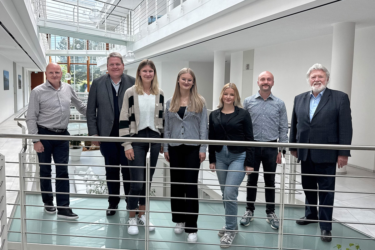 Gruppenfoto im modernen Rila Firmengebäude mit den Auszubildenden, der Geschäftsleitung und dem Bürgermeister.