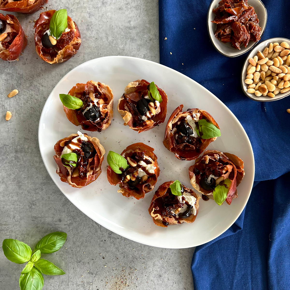 7 Schinkencups auf einem weißen Teller