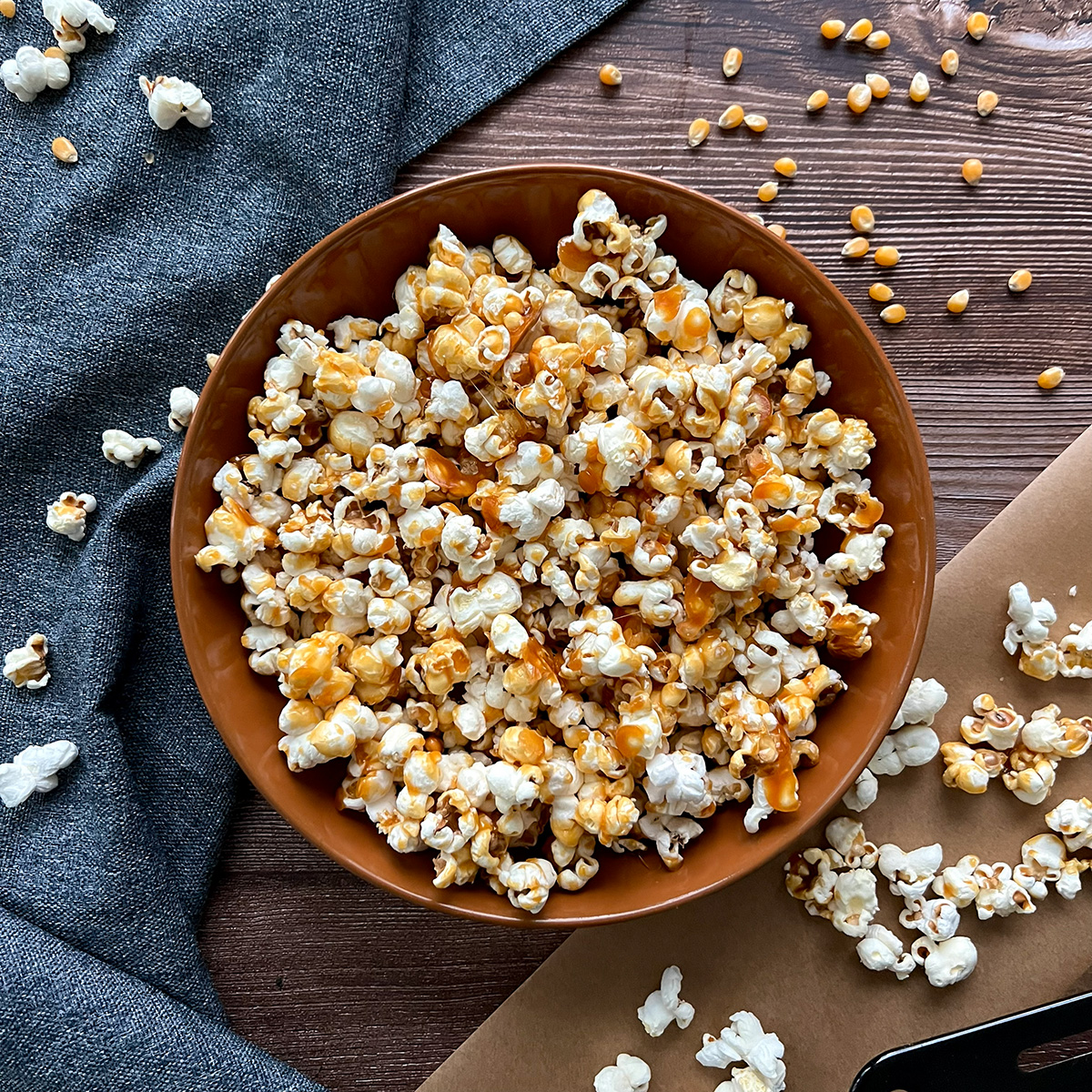 Karamell Popcorn in einer Schüssel