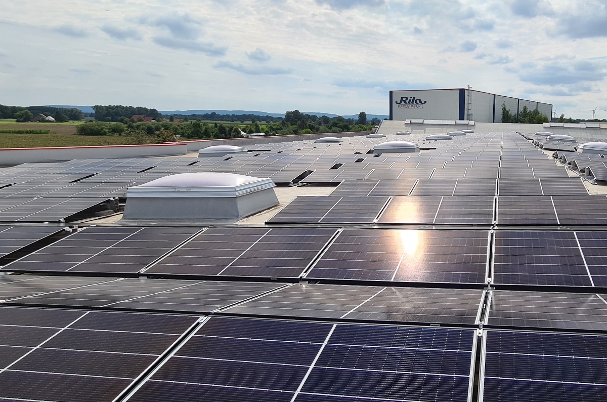 Ein Hallendach mit vielen Photovoltaik-Panelen zur Gewinnung nachhaltiger Energie bei Rila in Stemwede.