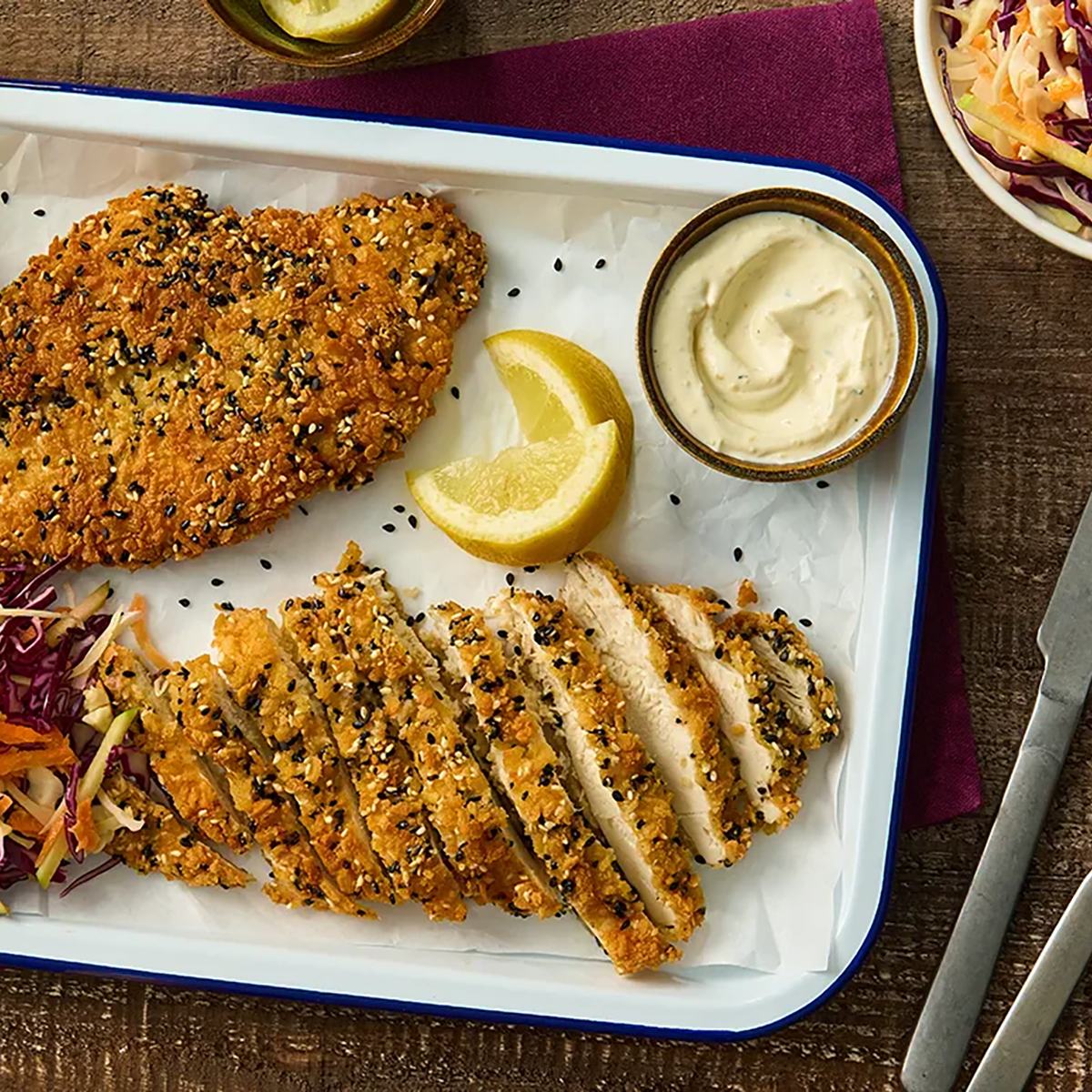 Pouletschnitzel mit Knoblauchpanade und Krautsalat