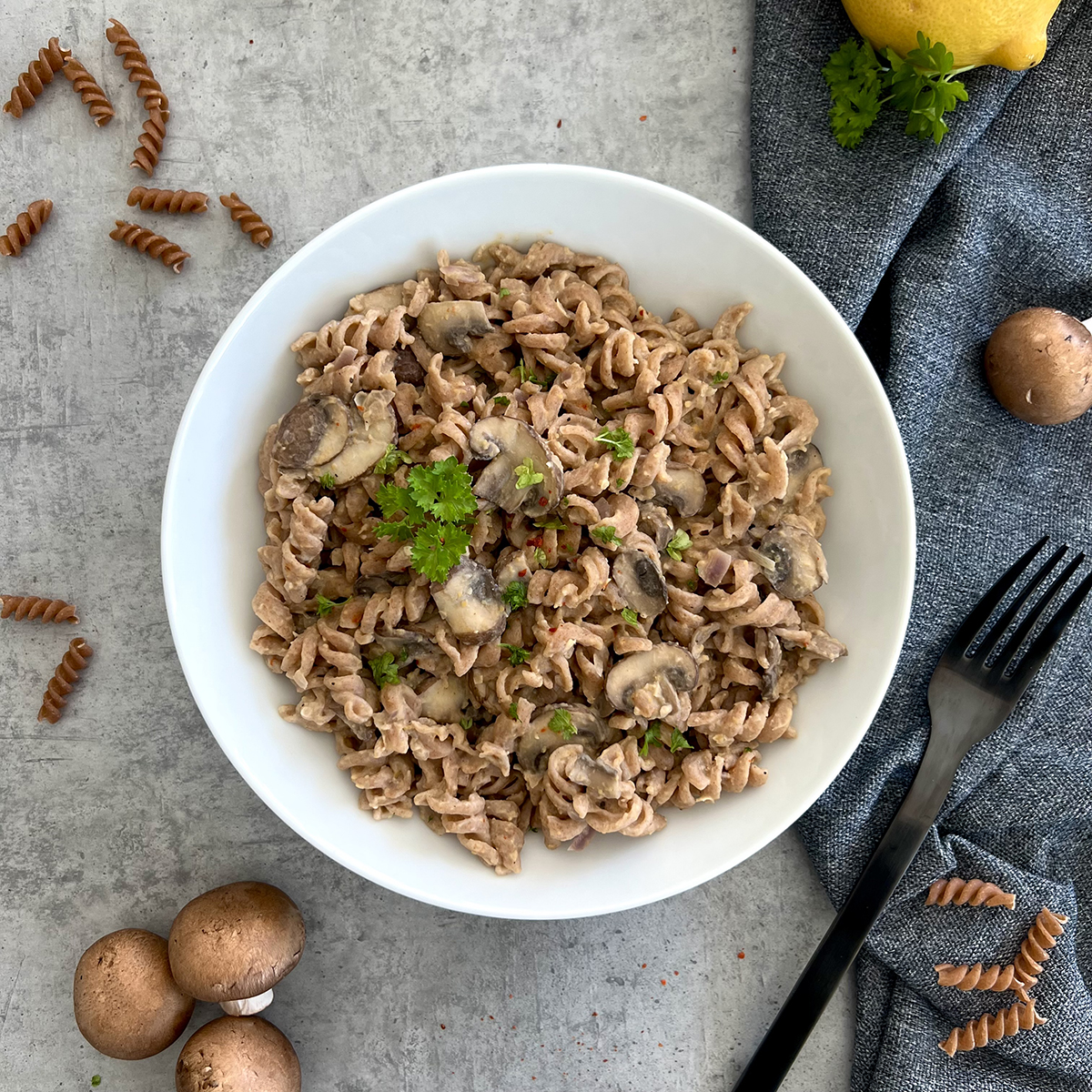 Hummus Pasta mit Champignons