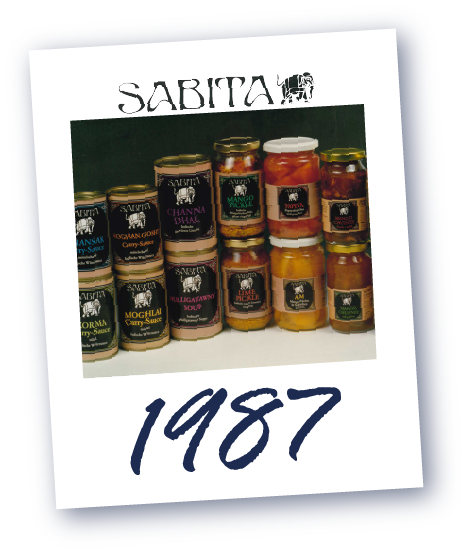 Verschiedene Gläser von Sabita, angeordnet in zwei Reihen vor grünem Hintergrund, darunter die Jahreszahl '1987'.