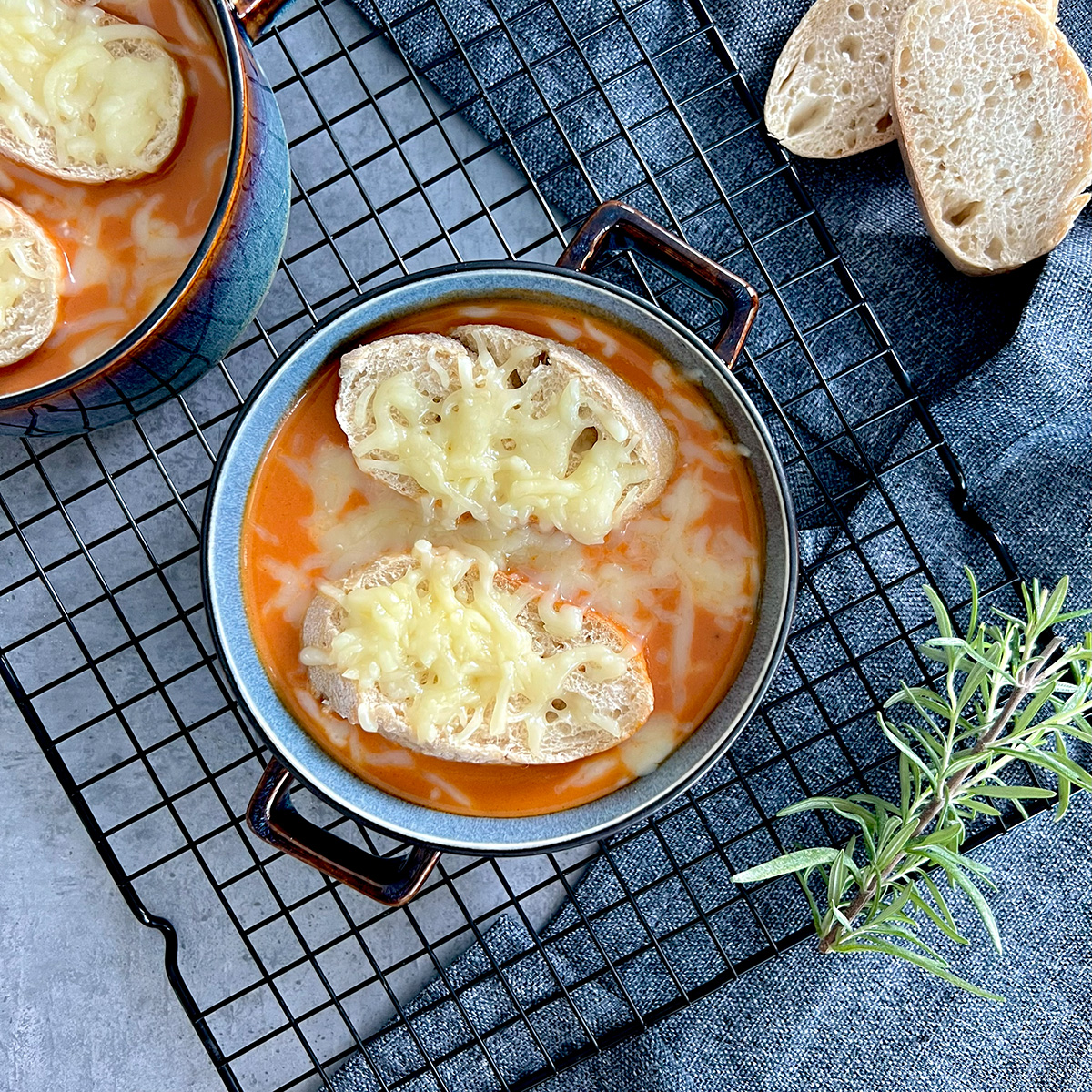 Überbackene Tomatensuppe mit Käse Crostini