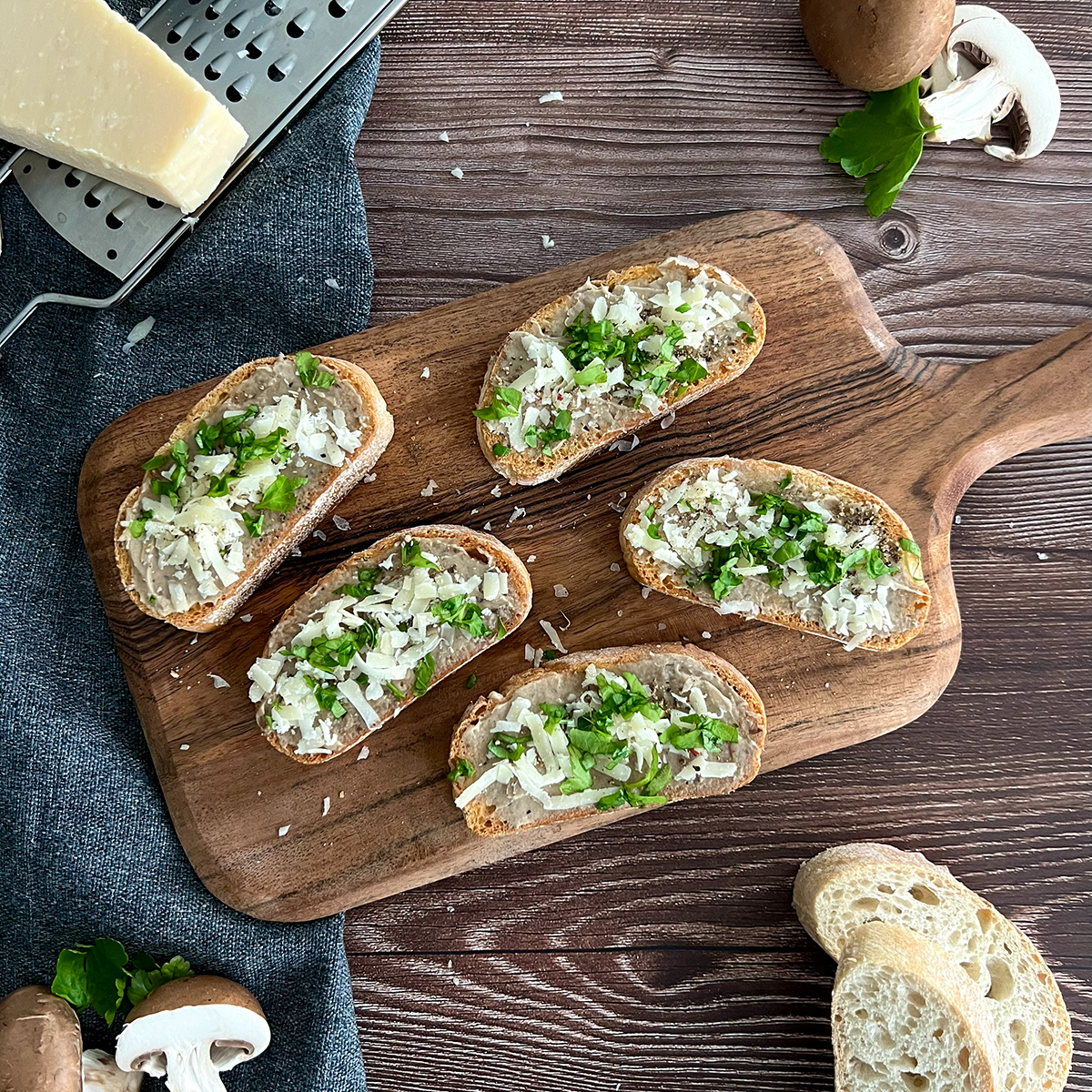 5 Brootscheiben mit Champignion Creme Topping