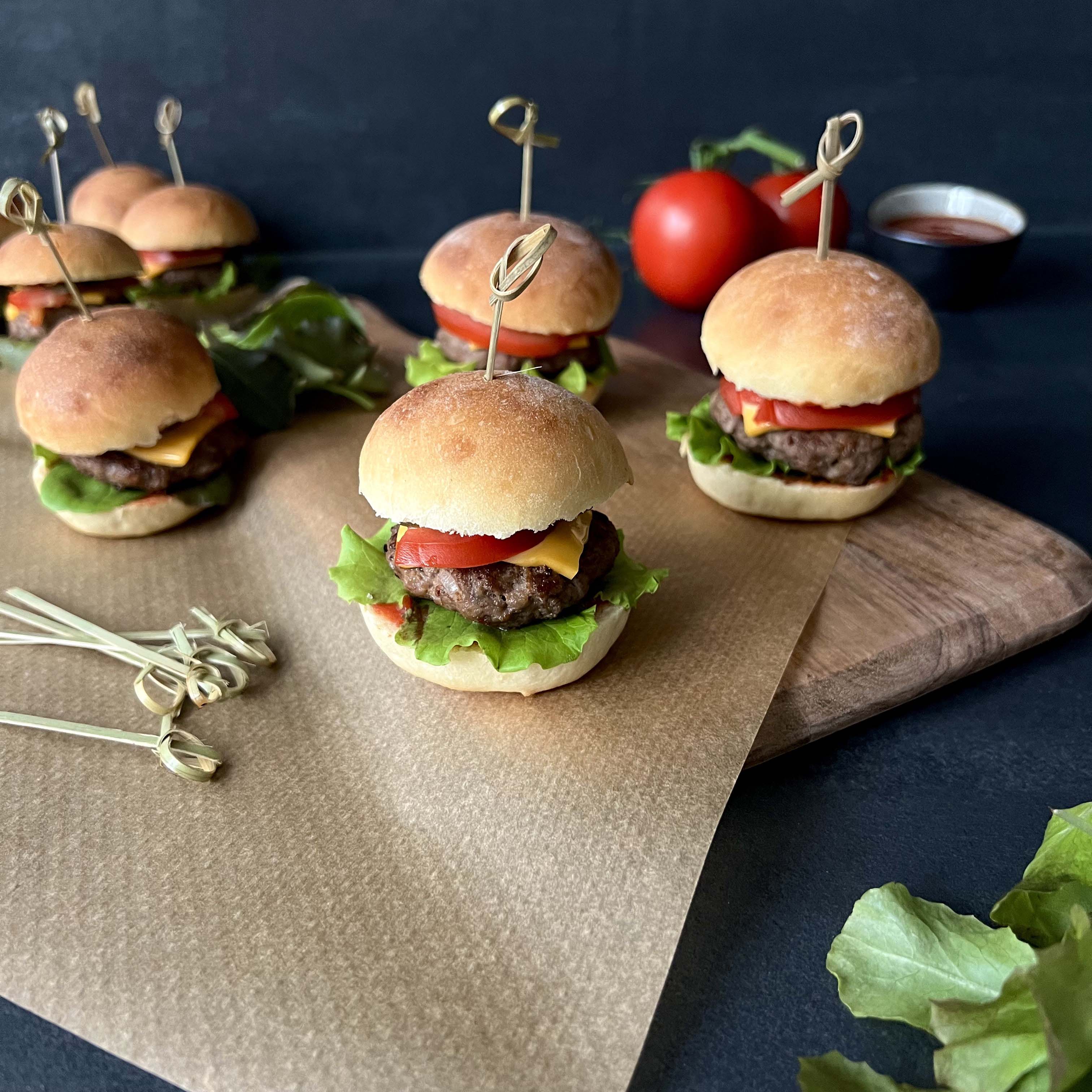 8 kleine mini Burger auf einem Hlzbrett