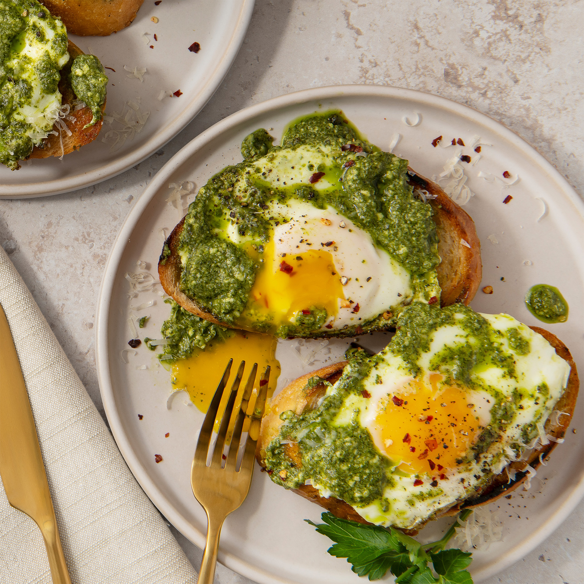 Brot mit Pesto-Eier