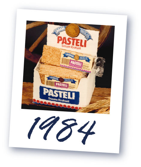 Verpackung von Pasteli Aufschrift , darin Sesam-Riegel, darunter die Jahreszahl '1984'.
