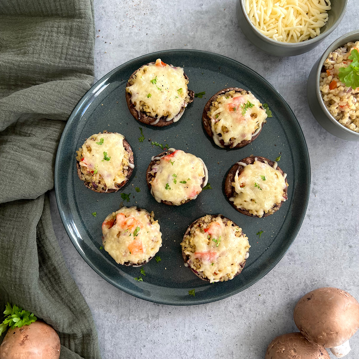 7  grfüllzr champignos auf einem schwarzen Teller