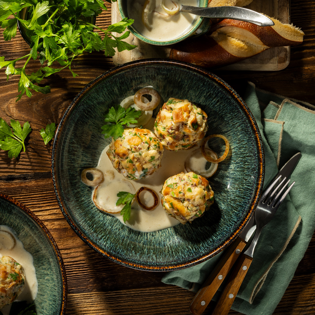 Vegane Laugenknödel mit Zwiebelsauce