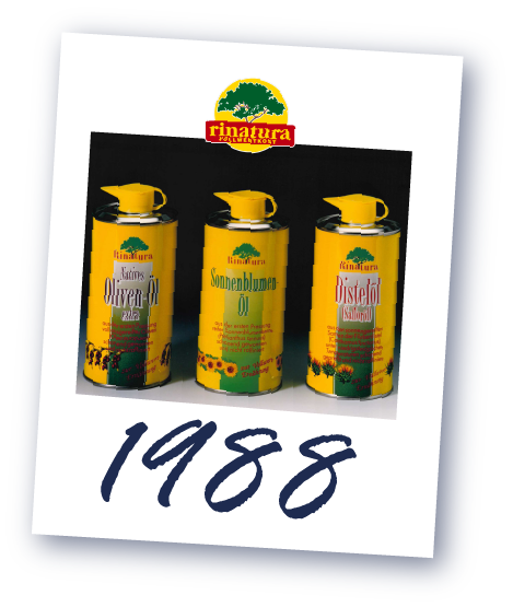 Drei gelbe Ölflaschen von Rinatura, darunter die Jahreszahl '1988'.