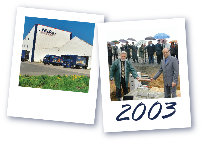 Zwei Fotos: Firmengebäude Rila & zwei Herren (Geschäftsführer) legen einen Stein. Darunter die Jahreszahl '2003'.