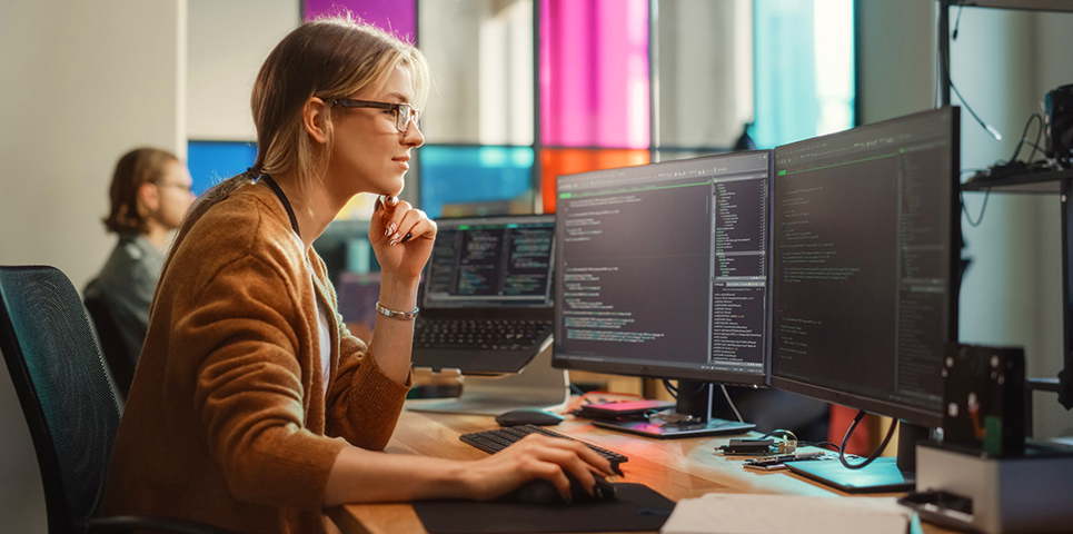 Zwei Personen, die als Fachinformatiker bei Rila arbeiten.