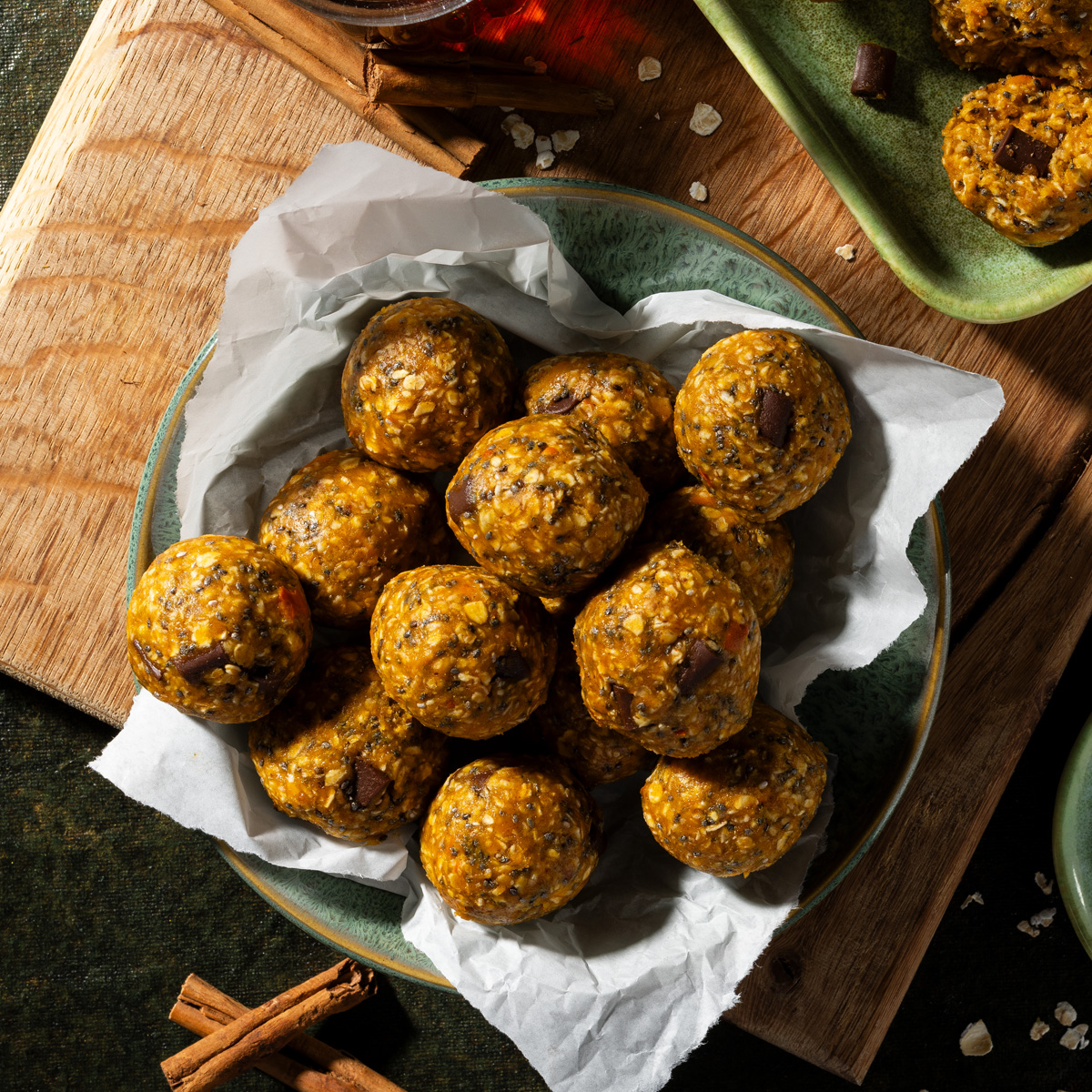 Kürbisbälle auf einem Teller unterlegt mit Papier