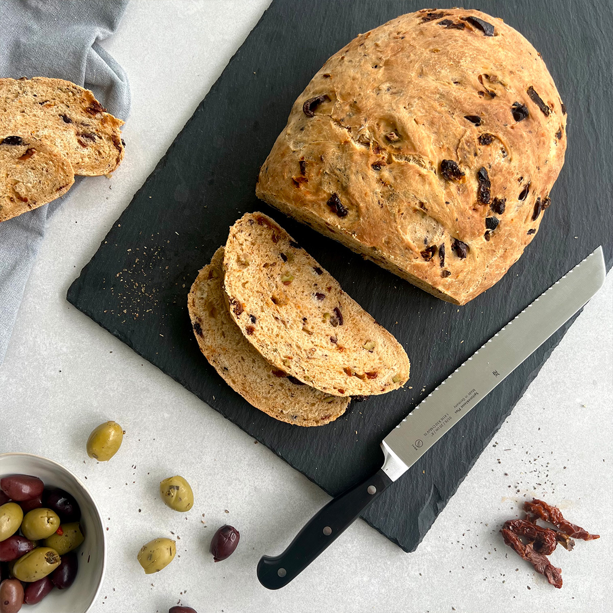 mediterranes Tomaten Oliven Brot